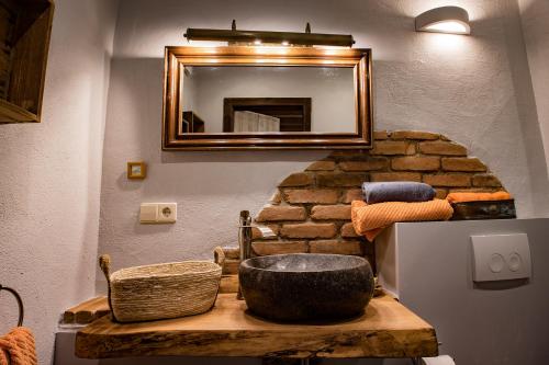 een badkamer met een wastafel en een spiegel bij romantisches Winzerhäuschen in Bühl
