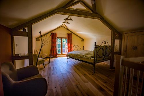 een slaapkamer met een bed in het midden van een kamer bij romantisches Winzerhäuschen in Bühl