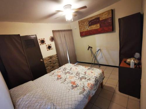 - une chambre avec un lit et un ventilateur de plafond dans l'établissement departamento cd juarez, à Ciudad Juárez
