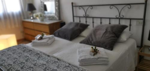 - une chambre avec un lit avec deux oreillers et un lavabo dans l'établissement Birbiciù, à Pantelleria
