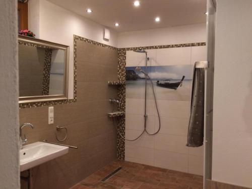 ein Bad mit einer Dusche und einem Waschbecken in der Unterkunft Ferienhaus-stadtkyll Beim Förster in Stadtkyll