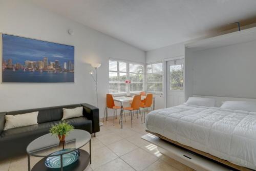 - une chambre avec un lit, un canapé et une table dans l'établissement Aloha Escape Pompano Beach, à Pompano Beach
