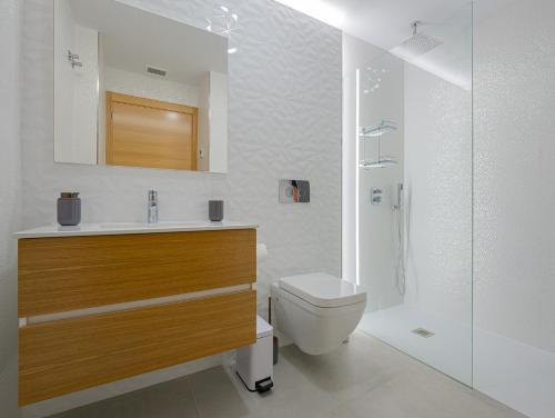 un bagno con wc, lavandino e doccia di Mar y Sol a Gran Alacant