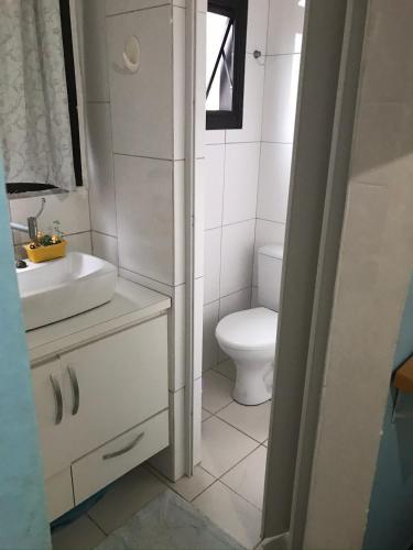 Ein Badezimmer in der Unterkunft Apartamento Enseada