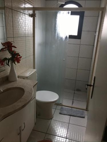 Ein Badezimmer in der Unterkunft Apartamento Enseada