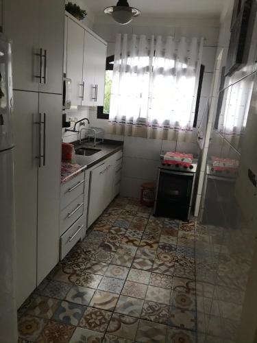 Küche/Küchenzeile in der Unterkunft Apartamento Enseada
