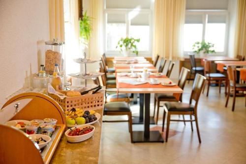 ein Esszimmer mit einem langen Tisch mit Essen drauf in der Unterkunft Gasthaus Löwen in Tuttlingen