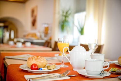 einen Tisch mit einem Frühstück mit Tee und Orangensaft in der Unterkunft Gasthaus Löwen in Tuttlingen