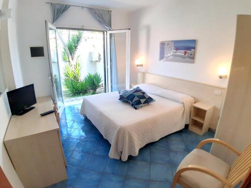 a hotel room with a bed and a balcony at Esperidi Resort in Sant'Agnello