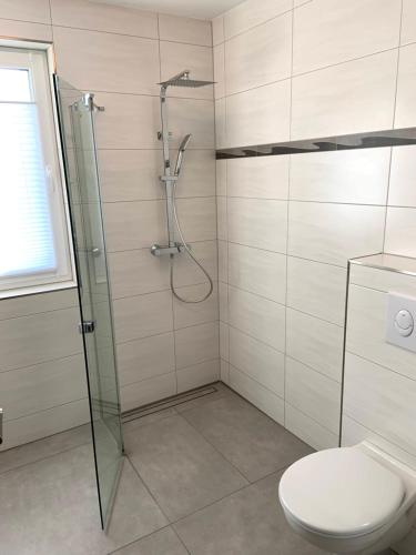 a bathroom with a shower and a toilet at Ferienwohnung im Stadtzentrum in Hennigsdorf