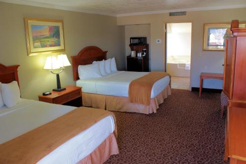 Cama o camas de una habitación en Red Arrow Inn & Suites, a Travelodge by Wyndham