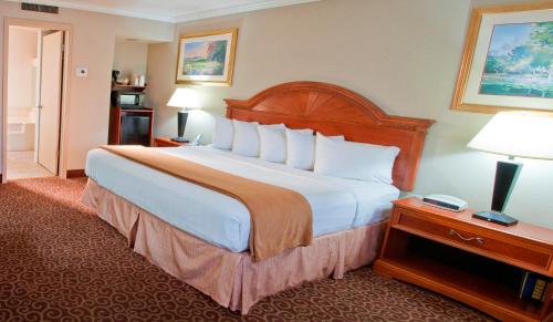 Cama o camas de una habitación en Red Arrow Inn & Suites, a Travelodge by Wyndham
