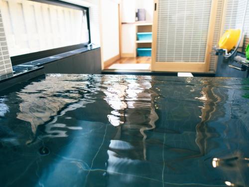 um close-up de uma piscina em Kinoya Hostel em Fuji