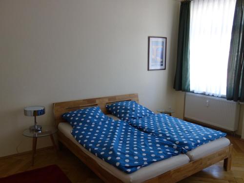 Postel nebo postele na pokoji v ubytování Schiller Apartments Fabrikantenwohnung