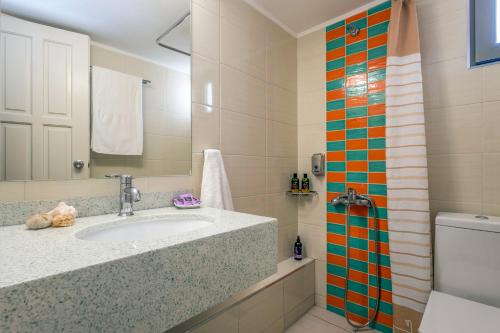 Koupelna v ubytování Aris Boutique Hotel