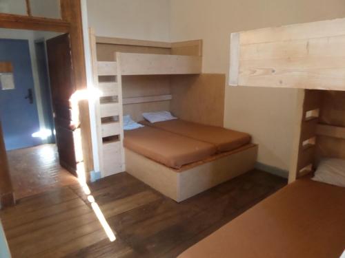 Le Buisson de CadouinにあるAuberge de Jeunesse HI Cadouinの小さな客室で、二段ベッド1組、はしごが備わります。