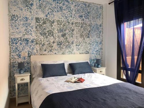 パルム・マールにあるApt in Palm-Mar Aronaのベッドルーム1室(青と白の壁紙のベッド1台付)