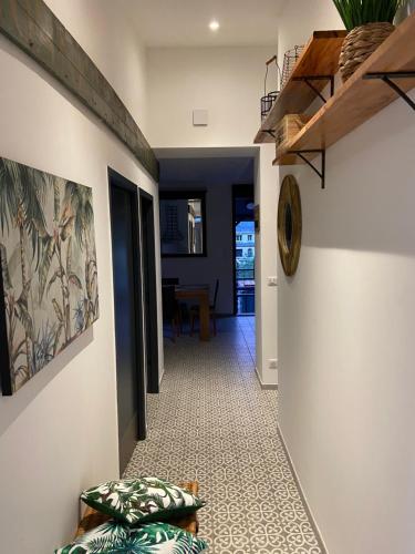 um corredor que leva a uma sala de estar com uma mesa em Villa des Chardons em Yport