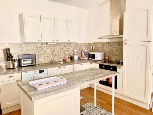 A kitchen or kitchenette at Central Narbonne with rooftop terrace