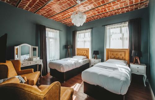 Un pat sau paturi într-o cameră la Selvese Collection Hotel Galata 1875