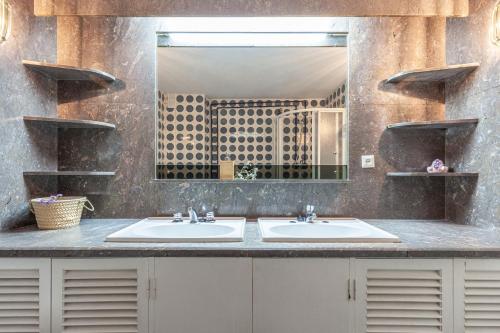セビリアにあるPuerta de Carmonaのバスルーム(洗面台2台、鏡付)