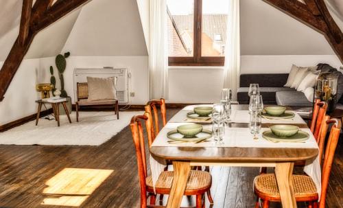 comedor con mesa y sillas en Apartments Ridderspoor en Brujas