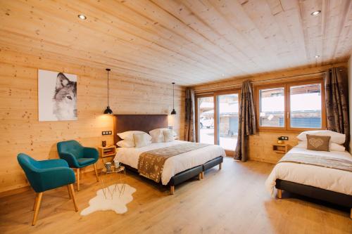 a bedroom with two beds and a table and chairs at Chalet Harmonie in Morzine