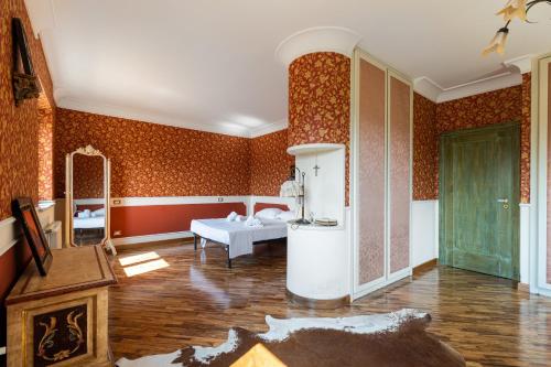 cocina con papel pintado de color naranja y nevera en una habitación en Solemar Sicilia - Villa Anastasia, en Ficarazzi