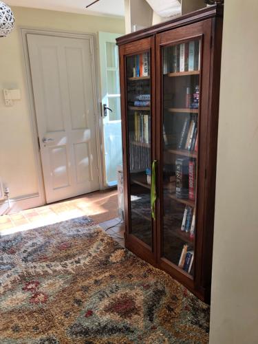 a living room with a book shelf with books at The Old School, Idbury, OX7 6RU in Chipping Norton