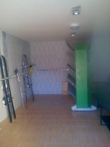 a gym with a green pillar and a green wall at Haus Alpenblick Mölltal in Flattach