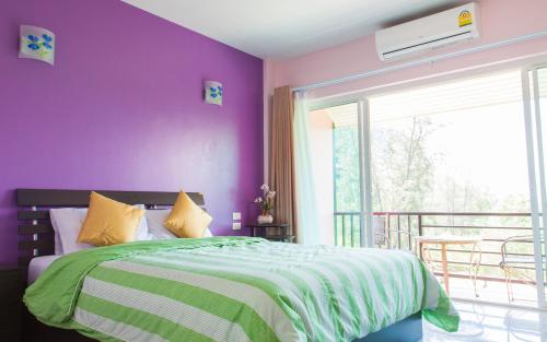 Tempat tidur dalam kamar di Nam Talay Resort