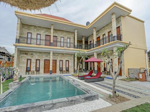 una casa con una piscina di fronte di The Bingin Sari Jimbaran a Jimbaran