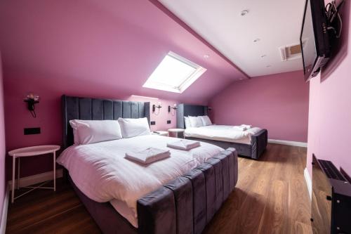 Postel nebo postele na pokoji v ubytování Hollywood Suite Sasco Apartments