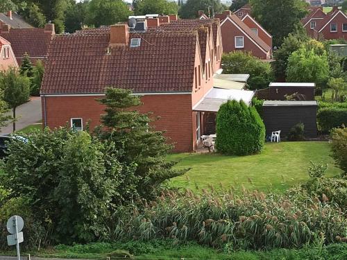 una vista aérea de una casa con patio en Ferienhaus Friesenrose 45237 en Ditzum