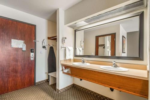 a bathroom with two sinks and a large mirror at Quality Inn Gresham in Gresham