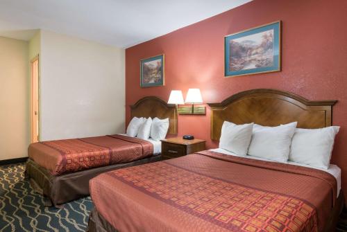 מיטה או מיטות בחדר ב-Rodeway Inn Wormleysburg – Harrisburg