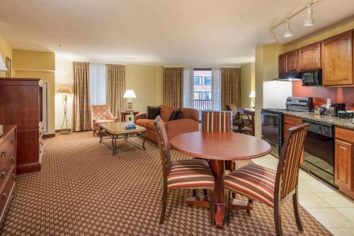 Gallery image of Clarion Collection Hotel Arlington Court Suites in Arlington
