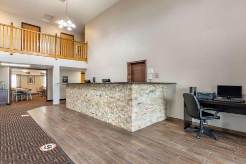 an office with a lobby with a counter and chairs at Quality Inn in Creston