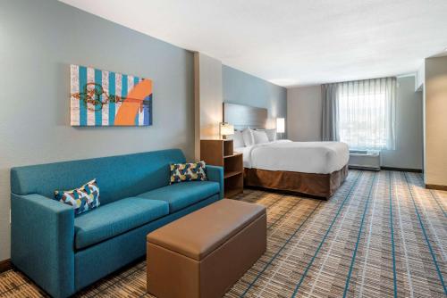 um quarto de hotel com um sofá e uma cama em MainStay Suites Durango em Durango