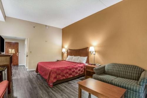 Econo Lodge Inn & Suites Marietta 객실 침대