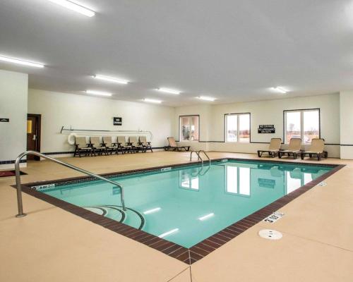 a room with a pool, chairs, and a tennis court at Econo Lodge Anderson in Anderson