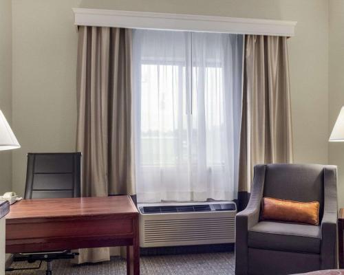 Гостиная зона в Comfort Inn Bismarck