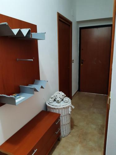 um quarto com um armário com uma porta e uma cesta em Il Murales Montegiordano em Montegiordano