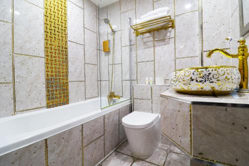 Et badeværelse på Queen Stay Apartments