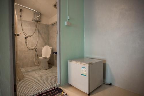 bagno con doccia e servizi igienici in camera. di Rock sand Resort a Trat