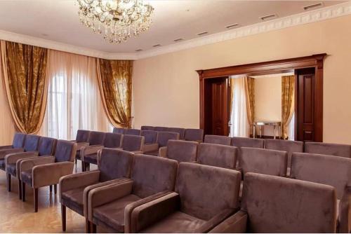 Ruang duduk di Alanda Hotel