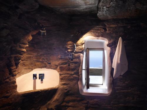 Koupelna v ubytování Aeolis Tinos Suites