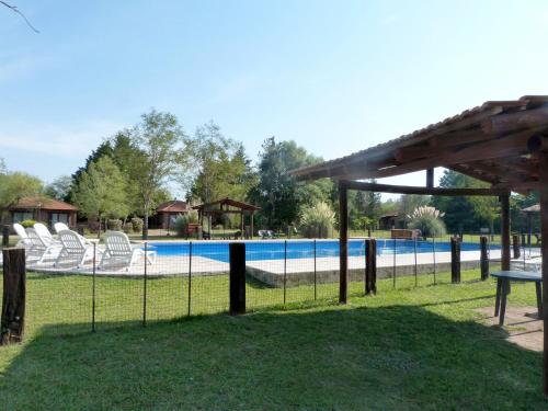 einen Zaun um einen Pool im Hof in der Unterkunft Yerba Buena casas de campo - Arroyo de los Patos in Nono