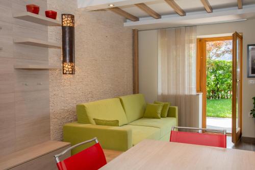 Apartment Atrij Superior في بوينج: غرفة معيشة مع أريكة وطاولة