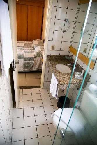 La salle de bains est pourvue d'un lavabo et d'un lit. dans l'établissement Praia Mansa -PM - RP, à Fortaleza